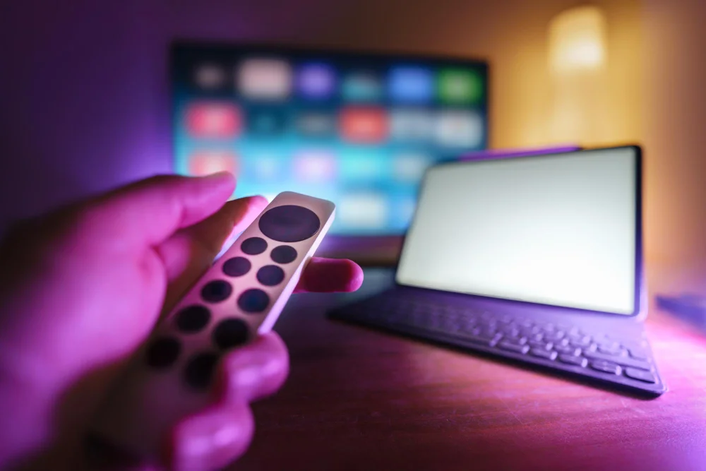 Internet and TV bundle with streaming screen and remote control